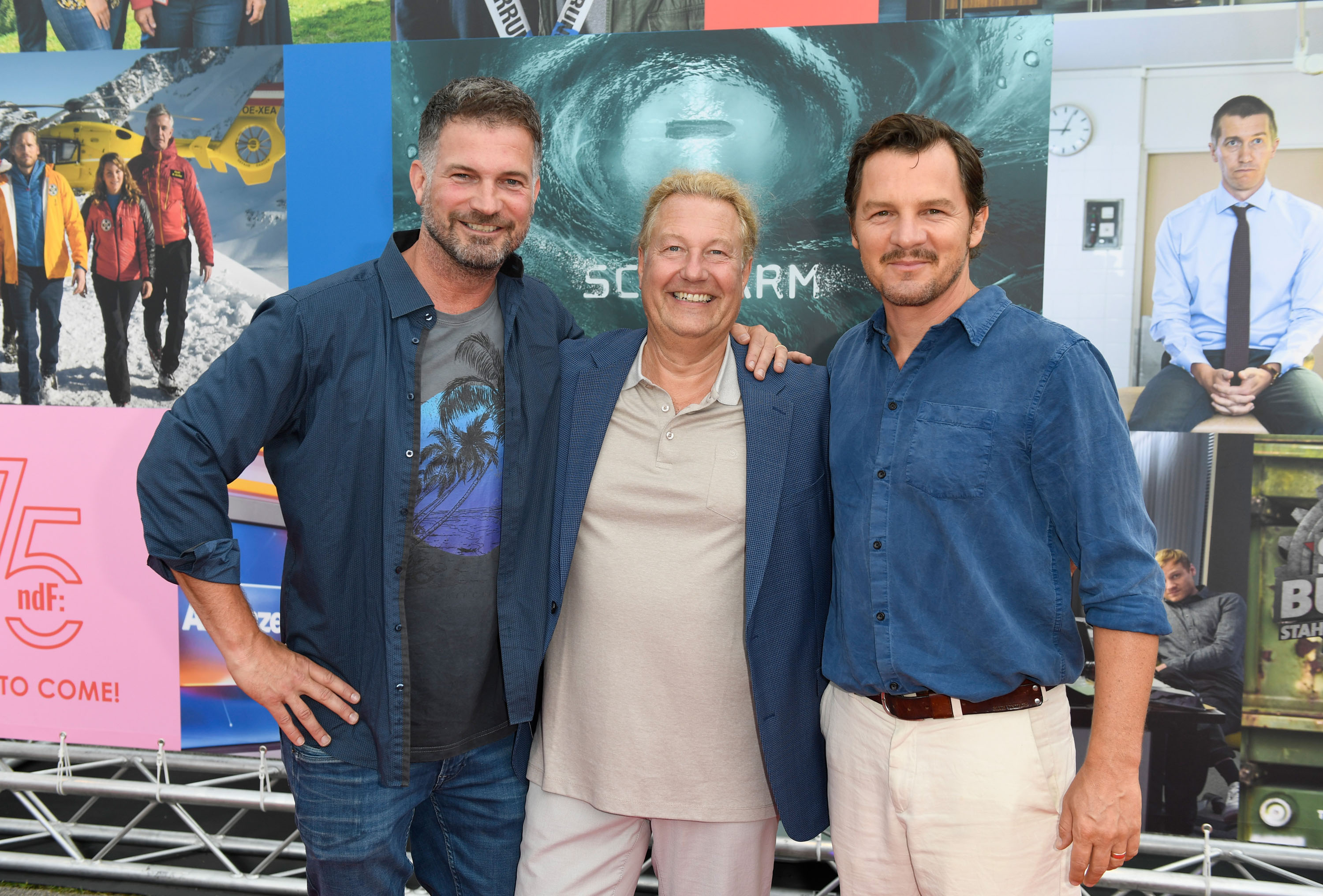 Simon Böer, Matthias Walther (Gastgeber, Geschäftsführer ndf), Felix Klare / Jubiläum, Feier „75 Jahre ndf - neue deutsche Filmgesellschaft“ / Almhütte / Galopprennbahn / München / 29. Juni 2022 / Filmfest München / Bitte Fotovermerk: Agentur Schneider-Press / Frank Rollitz